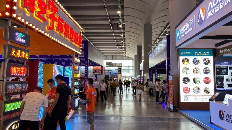小型广告公司的收费标准通常由以下几个部分构成：